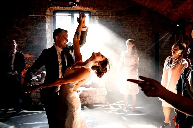 Ile zarabia fotograf ślubny — zaskakujące stawki i co na nie wpływa