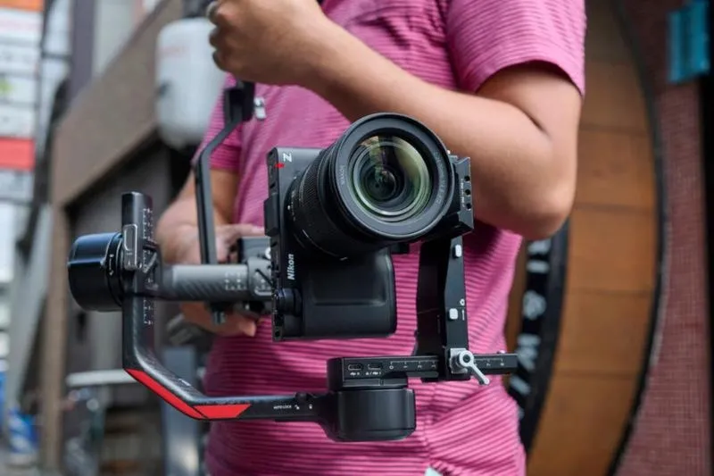 Jak skutecznie podłączyć aparat Nikon do komputera i przenieść zdjęcia?