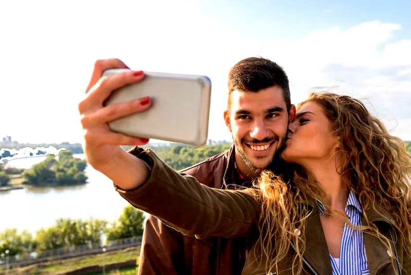 Jak uchwycić siebie na zdjęciu - triki na naturalny efekt selfie