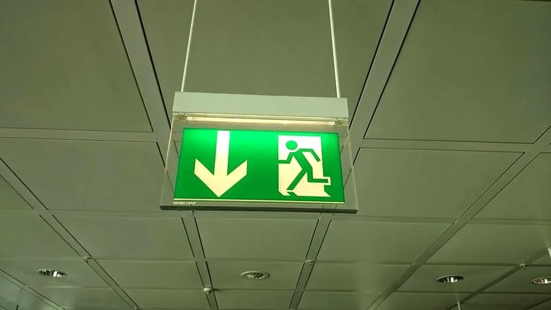 Oświetlenie awaryjne: kluczowe zasady działania i zastosowanie w sytuacjach kryzysowych