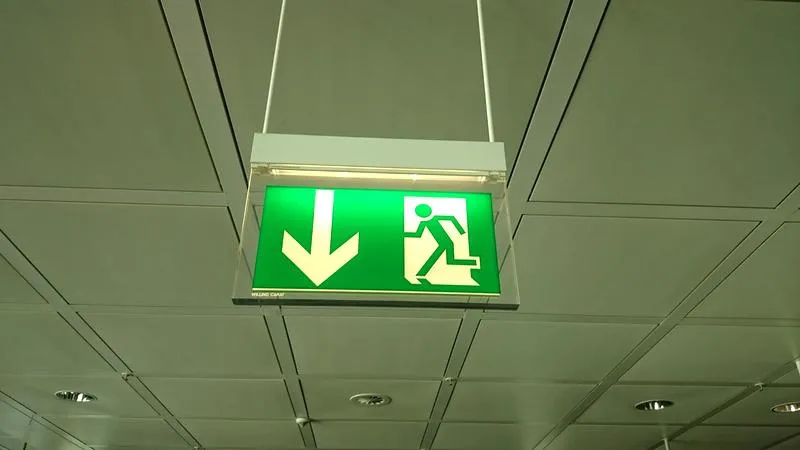 Wymogi prawne oświetlenia ewakuacyjnego